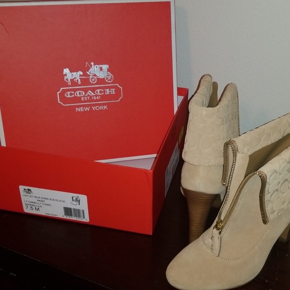 Camel Coach Boots - Picture 1 of 3